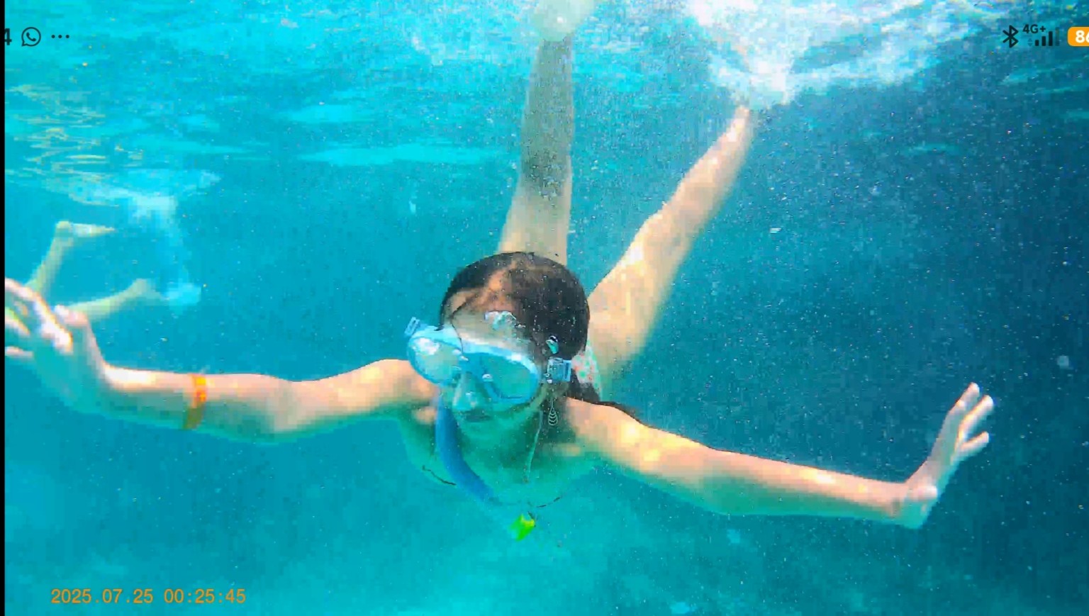 Zaira buceando