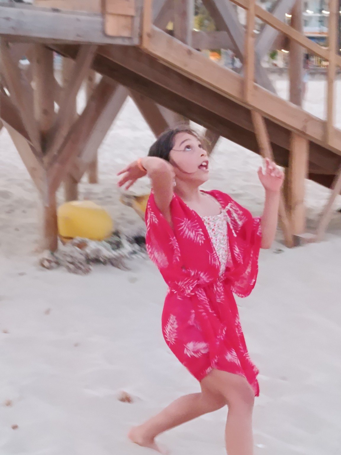 Zaira jugando junto al mar